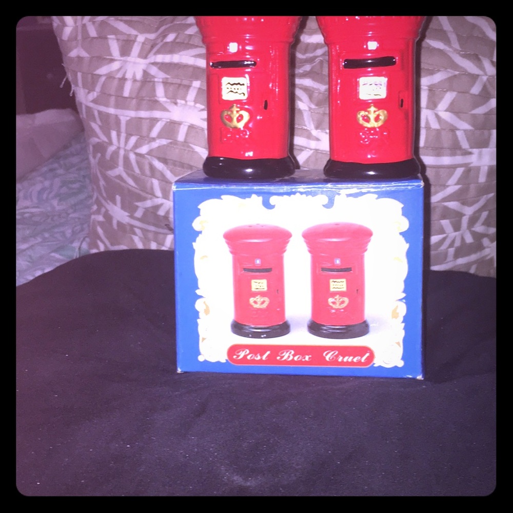 Post office salt and pepper shaker new